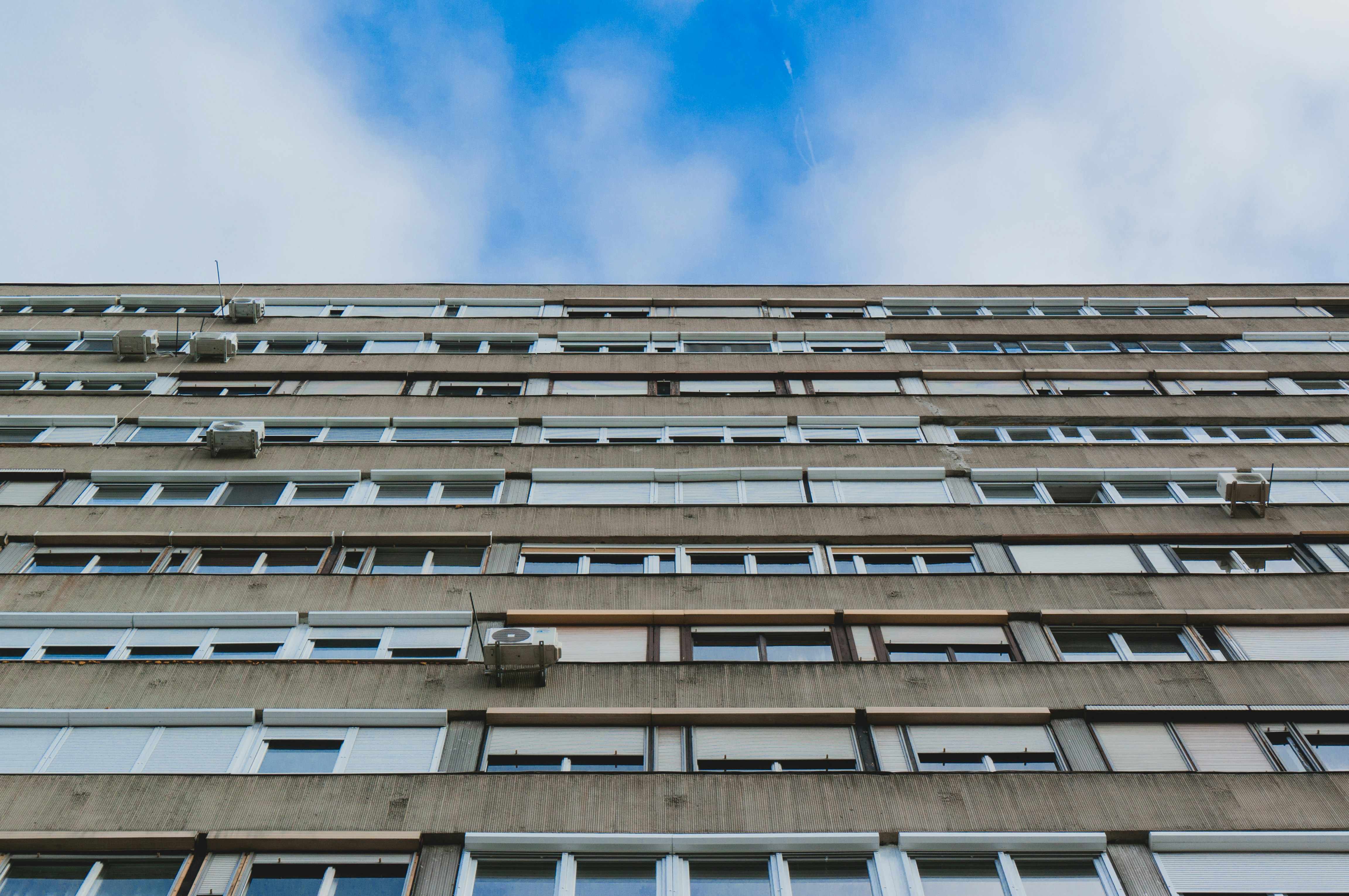 Building Passport pilot for social housing: decarbonization roadmaps for 4,000 buildings, financial checks, and finance link